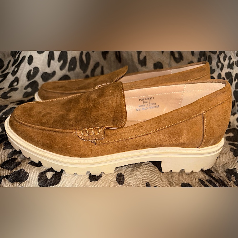 Journee Collection Erika Nubuck Loafer Lug Sole Loafer Size 7